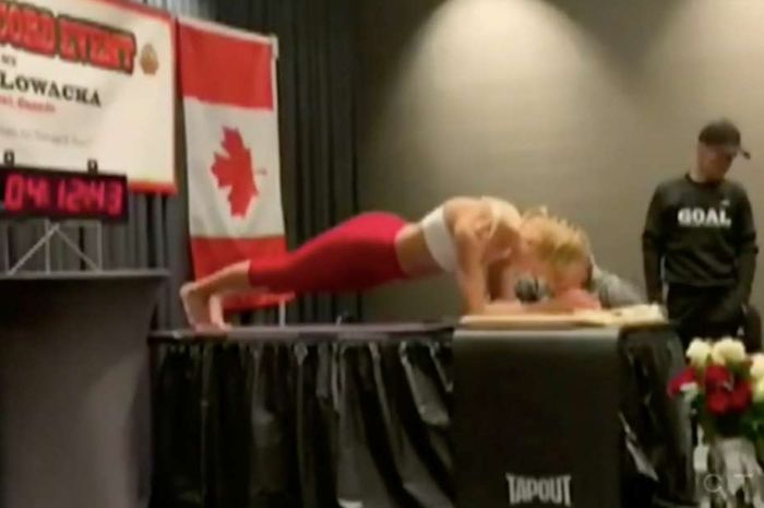 Seorang wanita asal Kanada, Dana Glowacka, berhasil memecahkan rekor dunia sebagai wanita yang melakukan plank terlama.