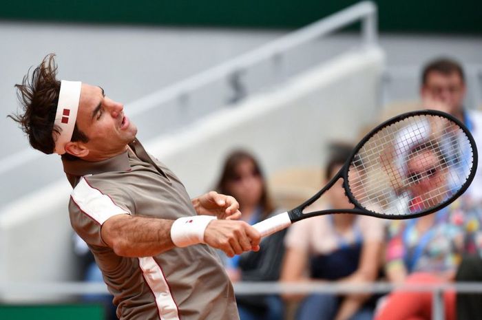Aksi Roger Federer pada babak pertama French Open 2019, Minggu (26/5/2019)