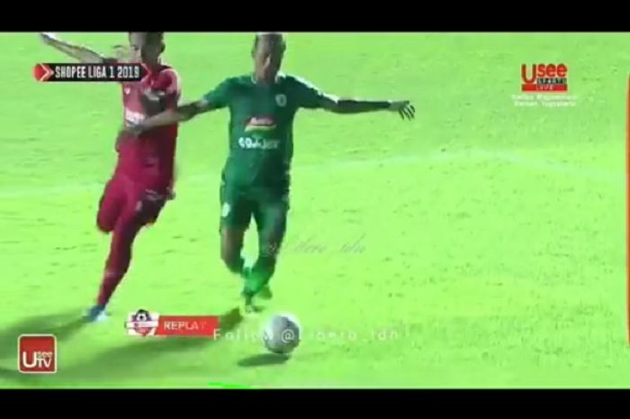 Detik-detik pemain PSS Sleman, Kushedi Hari Yudo melakukan diving saat melawan Semen Padang dalam lanjutang Liga 1 2019.