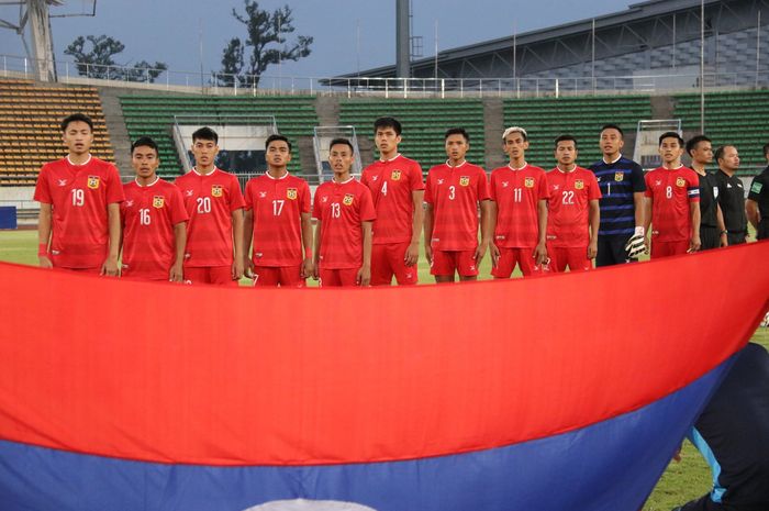 Para pemain timnas Laos sebelum meladeni timnas Sri Lanka pada uji coba internasional di Stadion Nasional Laos pada 28 Mei 2019. 