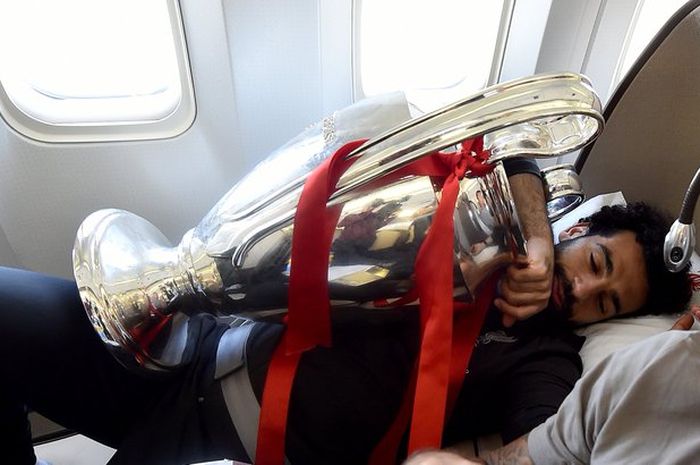 Pemain Liverpool, Mohamed Salah, kelelahan sampai tidur memeluk trofi Liga Champons.