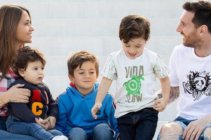 Striker Barcelona, Lionel Messi (kanan) berfoto bersama istrinya, Antonella Rocuzzo beserta ketiga anaknya, Ciro, Thiago dan Mateo.