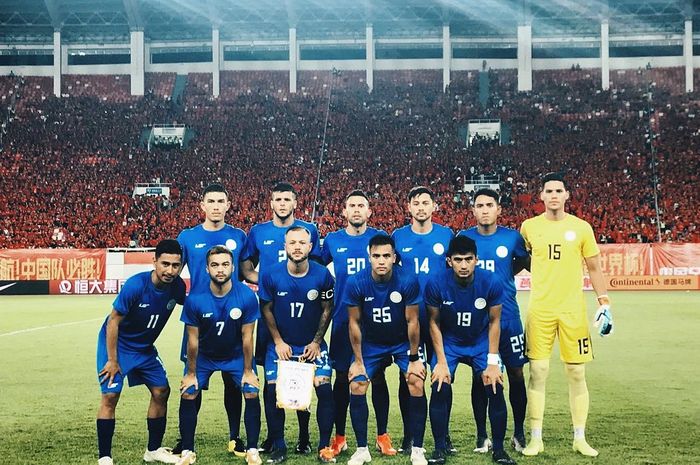 Para pemain timnas Filipina sebelum dijamu timnas China pada uji coba internasional di Stadion Tianhe, 7 Juni 2019.