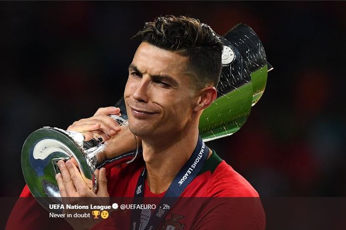 Cristiano Ronaldo dengan trofi juara UEFA Nations League bersama timnas Portugal.