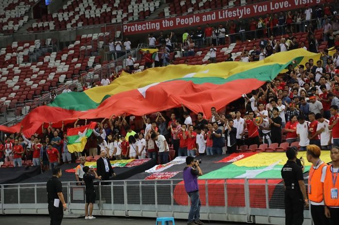 Aksi fan timnas Myanmar saat mendukung idola mereka yang dijamu timnas Singapura pada laga internasional di Stadion Nasional Singapura, 11 Juni 2019.