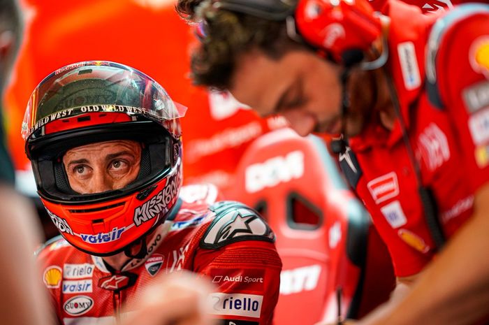 Andrea Dovizioso (kiri) saat berdiskusi dengan kru Ducati di tengah beralngsungnya hari kedua MotoGP Catalunya 2019, Sabtu (15/6/2019)