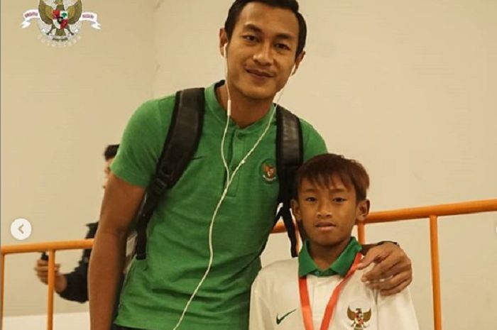 Pemain timnas Indonesia, Hansamu Yama Pranata dan Bayu, bocah penjual keripik asal Bandung yang bercita-cita sebagai pemain timnas.