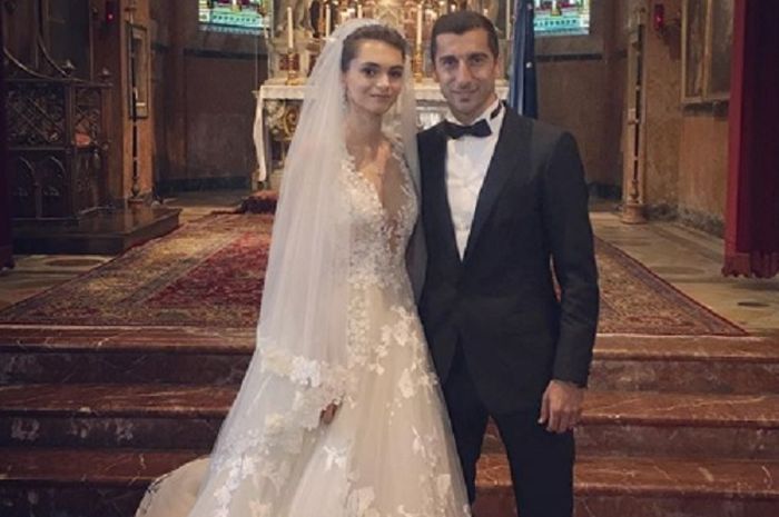 Gelandang Arsenal, Henrikh Mkhitaryan dengan sang kekasih, Betty Vardanyan di sebuah gereja di Italia saat upacara pernikahan mereka.