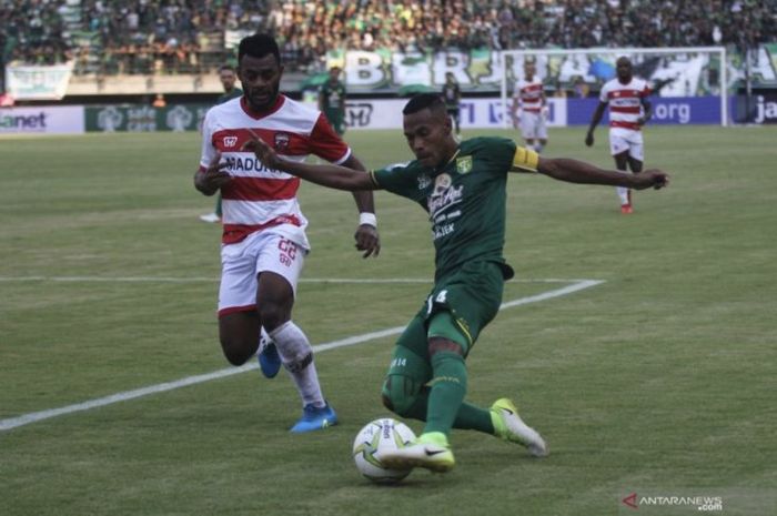 Kapten Persebaya Surabaya, Ruben Sanadi, saat berebut bola dengan bek Madura United, Marckho Sandy Meraudje, pada leg pertama perempat final Piala Indonesia 2018.