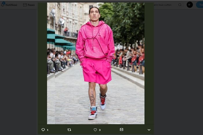 Pemain Arsenal, Hector Bellerin saat menjadi model Louis Vuitton di Paris Fashion Week.