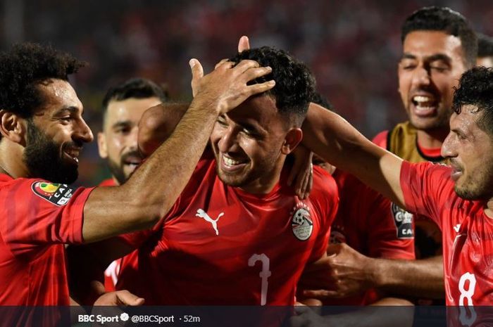 Mohamed Salah dan rekan-rekan timnas Mesir merayakan gol milik Trezeguet, dalam laga Piala Afrika 2019 kontra Zimbabwe di Cairo International Stadium, 21 Juni 2019.