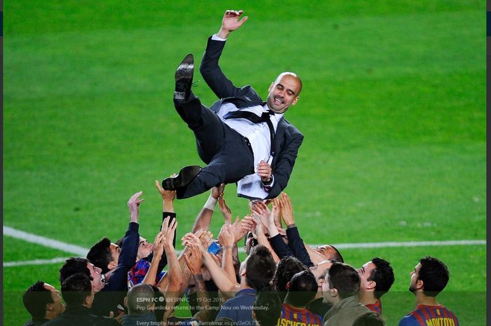 Pep Guardiola diangkat ke udara oleh para pemain Barcelona usai mempersembahkan gelar bagi klub tersebut.