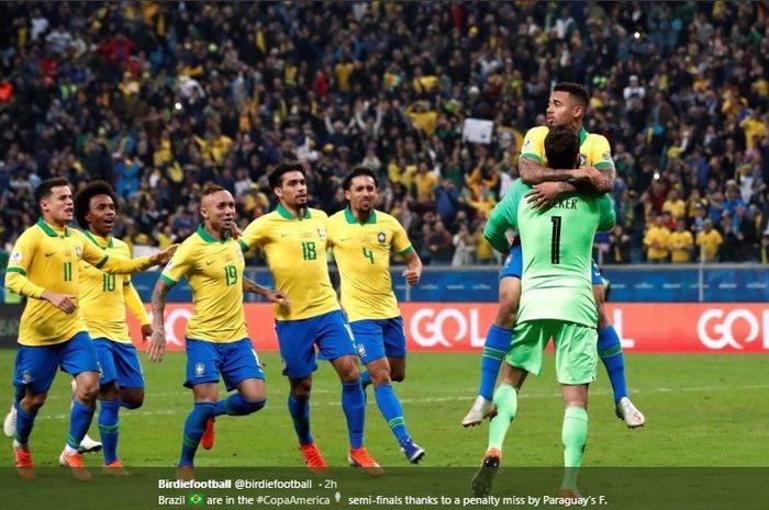 Gabriel Jesus merayakan kelolosan timnas Brasil bersama Alisson Becker usai sukses menyarangkan gol lewat drama adu penalti saat menghadapi Paraguay pada perempat final Copa America 2019