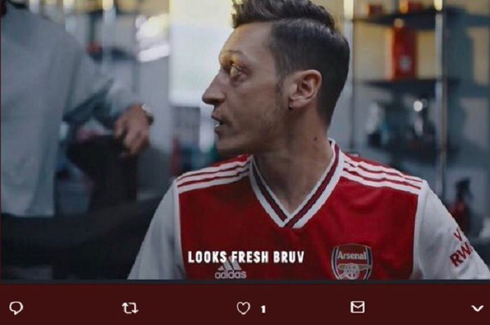 Mesut Oeizl dalam video perilisan jersey kandang baru Arsenal untuk musim 2018-2019 yang bocor di media sosial.