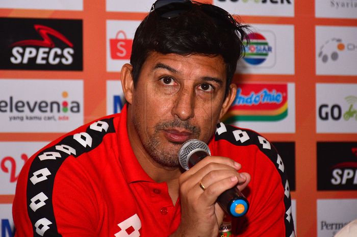 Pelatih Bhayangkara FC, Angel Alfredo Vera, saat memberikan komentar menjelang laga timnya melawan Persib Bandung pada pekan keenam Liga 1 2019.