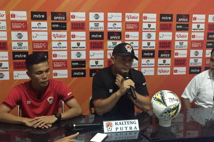 Pelatih Kalteng Putra, Gomes de Oliveira, memberikan keterangan saat konferensi pers setelah pertandingan melawan Borneo FC pada pekan keenam Liga 1 2019.