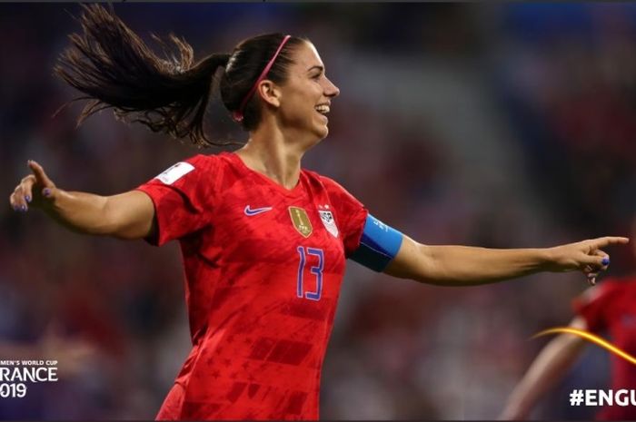 Striker timnas putri AS, Alex Morgan, melakukan selebrasi seusai menjebol gawang Inggris dalam semifinal Piala Dunia Wanita 2019, Selasa (2/7/2019).