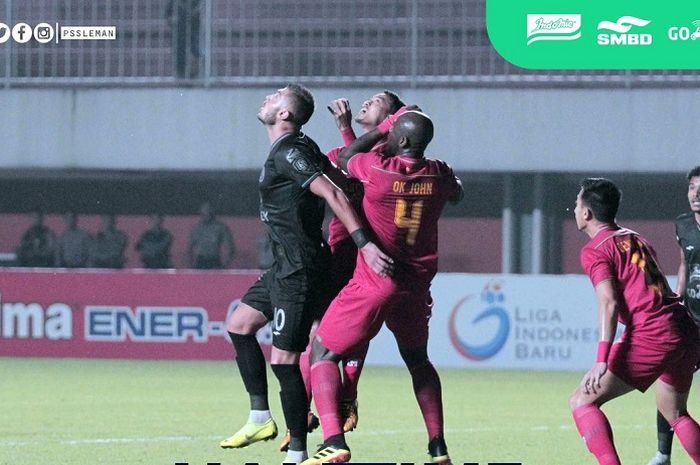 Striker PSS Sleman, Yevhen Bokhashvili dikawal bek Kalteng Putra, OK John pada laga pekan ketujuh Liga 1 2019 di Stadion Maguwoharjo, Kabupaten Sleman, 7 Juli 2019. 