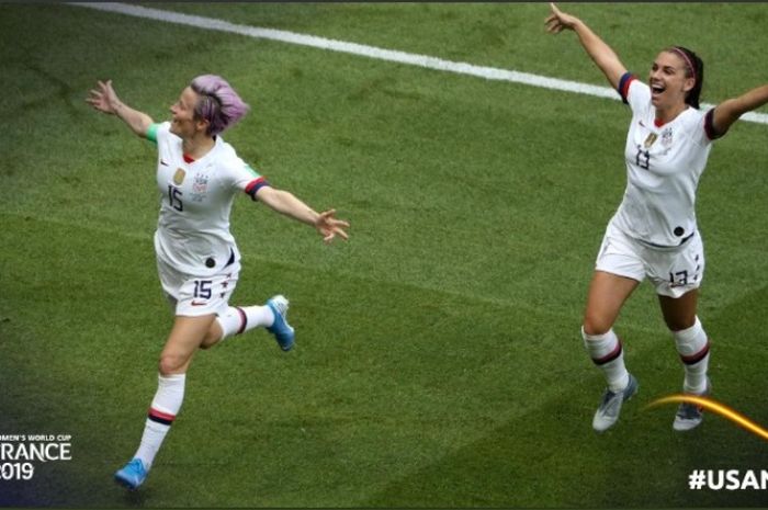 Bintang timnas putri Amerika Serikat, Megan Rapinoe, melakukan selebrasi seusai menjebol gawang Belanda pada final Piala Dunia Wanita 2019, Minggu (7/7/2019).