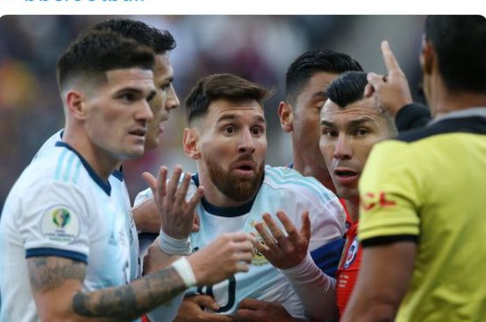 Megabintang timnas Argentina, Lionel Messi (tengah), menerima kartu merah dalam laga perebutan peringkat ketiga Copa America 2019 melawan timnas Cile di Stadion Arena Corinthians, Sabtu (6/7/2019).