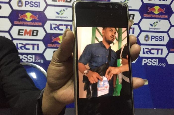 Id card yang digunakan oleh salah satu oknum official PSM Makassar yang ditangkap Provost Polres Pamekasan, karena kepemilikan senjata api saat pertandingan sepak bola di Stadion Gelora Ratu Pameliingan Pamekasan, Ahad (7/6/219).