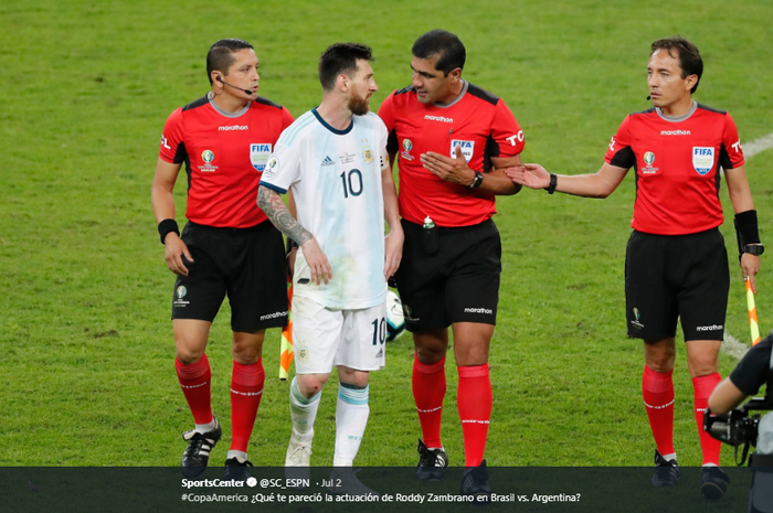 Kapten timnas Argentina, Lionel Messi, berbicara dengan wasit Roddy Zambrano setelah pertandingan melawan Brasil pada babak semifinal Copa America 2019 di Stadion Mineirao, 2 Juli 2019.
