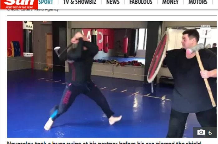 Petarung MMA asal Rusia, Maxim Novoselov tanpa sengaja membacok lengan rekannya saat latihan di gym menggunakan kapak.