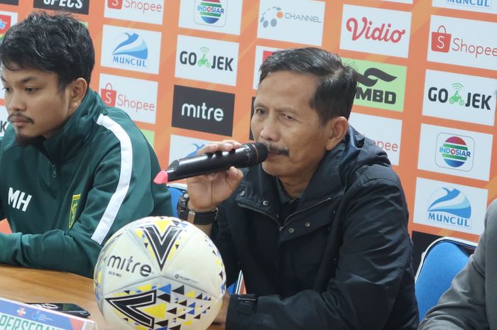 Pelatih Persebaya Surabaya, Djadjang Nurdjaman saat menghadiri di pers konferensi pasca laga PSS Sleman VS Persebaya Surabaya di 