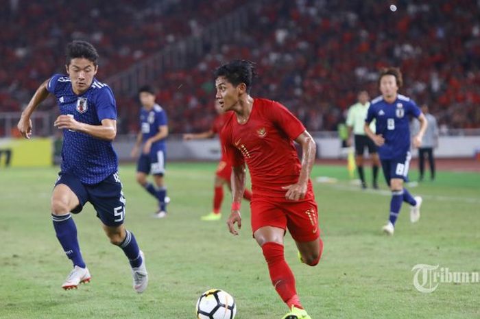 Bek kanan timnas U-19 Jepang, Yukinari Sugawara mengejar bek kiri timnas U-19 Indonesia, Firza Andika, pada laga perempat final Piala Asia U-19 2018 di Stadion Utama Gelora Bung Karno, Jakarta, Minggu (28/10/2018).