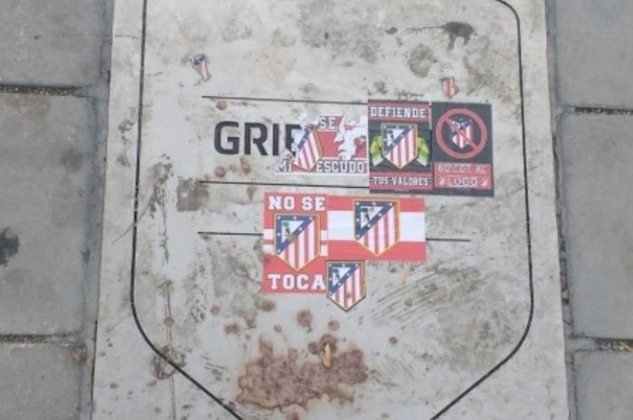 Fan Atletico Madrid merusak plakat kehormatan Antoine Griezmann di Stadion Wanda Metropolitano, Sabtu (13/7/2019).
