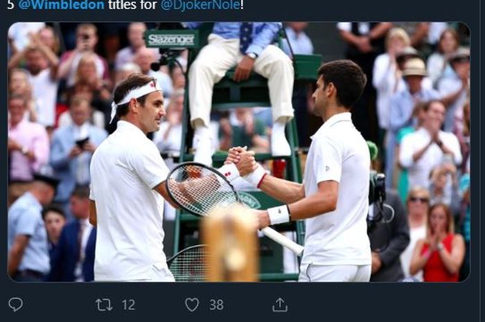 Novak Djokovic memberi salam kepada Roger Federer usai mengalahkan petenis asal Swiss itu dalam laga final Wimbledon 2019, Minggu (14/7/2019).