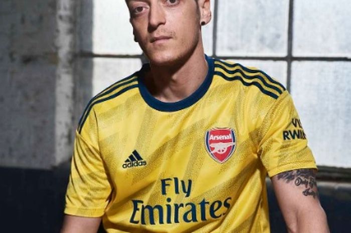 Ozil memperkenalkan kostum tandang Arsenal 2019-2020 berkolaborasi dengan Adidas