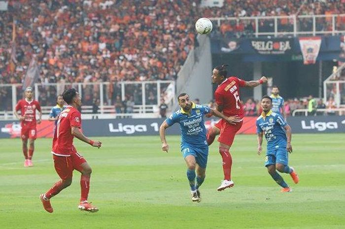 Gian Zola dan Artur Gevorkyan dalam laga Persija Jakarta vs Persib Bandung di SUGBK, Rabu (10/7/2019). 