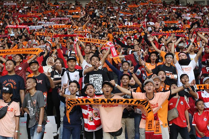 The Jakmania pada laga Persija Jakarta Vs Persib Bandung di Stadion Utama Gelora Bung Karno (SUGBK), Jakarta, Rabu (10/7/2019).