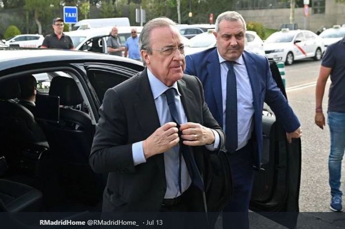 Presiden Real Madrid, Florentino Perez (depan) menyampaikan belasungkawa atas tragedi kelam yang terjadi di Stadion Kanjuruhan Malang, Indonesia pada Sabtu (1/10/2022) malam WIB.