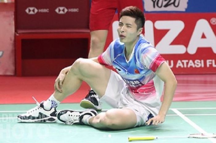 Pebulu tangkis tunggal putra China, Shi Yuqi, gagal melanjutkan pertandingan babak kedua Indonesia Open 2019 melawan Anders Antonsen karena cedera pergelangan kaki.