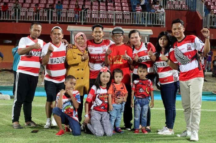 Gelandang Madura United, Andik Vermansah, bersama orang tuanya saat pertandingan pekan ke-10 Liga 1 2019.