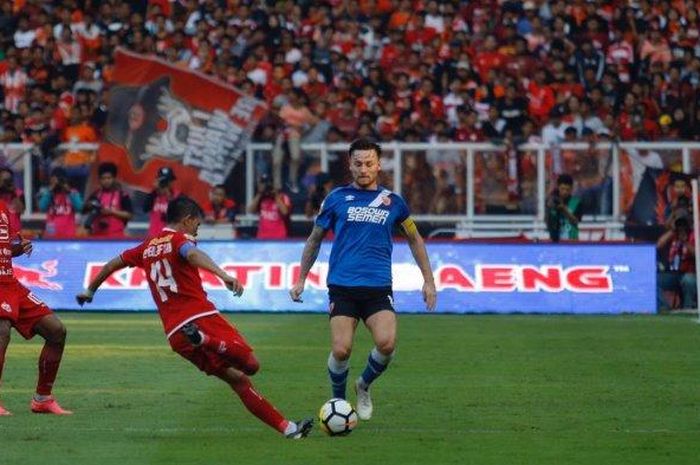 Gelandang PSM Makassar, Marc Klok, saat berduel dengan kapten Persija Jakarta, Ismed Sofyan di SUGBK, Minggu (21/7/2019).