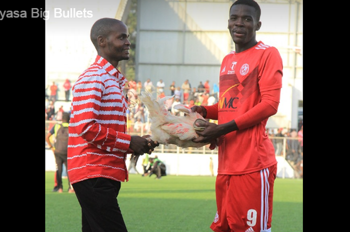 Striker klub Liga Malawi, Hassan Kajoke mendapatkan hadiah dari fan berupa ayam hidup ketika timnya menggulung Karonge United pada Ahad (21/7/2019) di Stadion Kazumu, Blantyre.