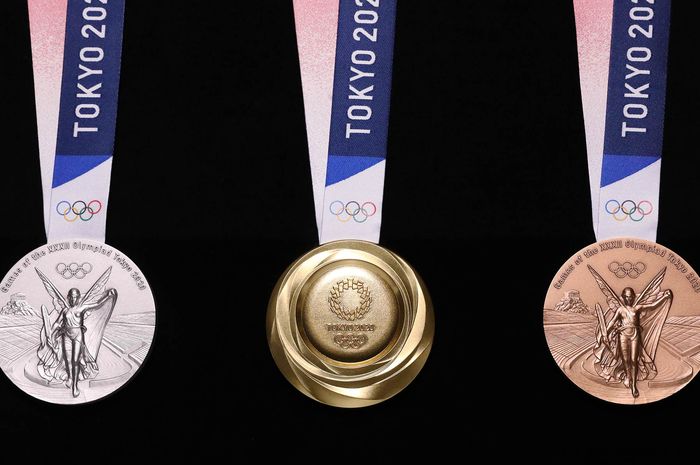 Tampilan medali Olimpiade Tokyo 2020 (emas sisi depan, perak dan perunggu sisi belakang).
