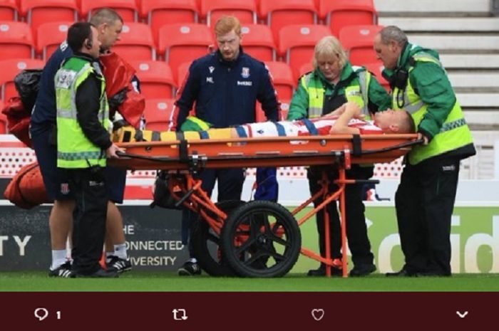 Bek Stoke City, Ryan Shawcross ditandu keluar lapangan setelah mengalami insiden horor patah kaki dalam laga persahatan melawan Leicester City.