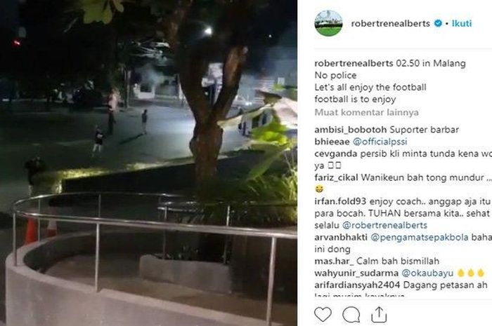 Pelatih Persib Bandung, Robert Rene Alberts, membagikan video saat timnya mendapat teror petasan jelang laga melawan Arema FC pada Selasa (30/7/2019).