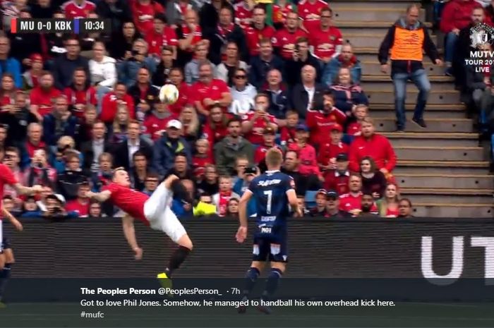 Aksi salto Phil Jones saat membela Manchester United melawan Kristiansund