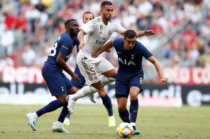 Eden Hazard diampit dua pemain Tottenham Hotspurs dalam gelaran Audi Cup 2019