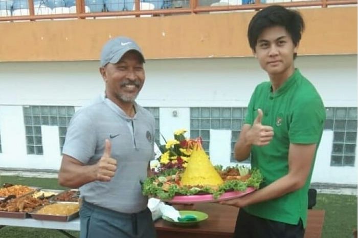 Pelatih Timnas U-18 Indonesia Fakhri Husaini dan Rendy Juliansyah mendapat tumpeng pada hari ulang tahun mereka tanggal 27 Juli 2019.