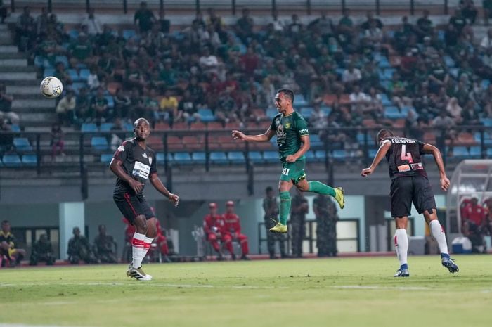 Pemain Persebaya Surabaya, Irfan Jaya (tengah), mencetak gol dengan sundulan saat berhadapan dengan Persipura Jayapura pada pekan ke-12 Liga 1 2019 di Stadion Gelora Bung Tomo, Jumat (2/8/2019).