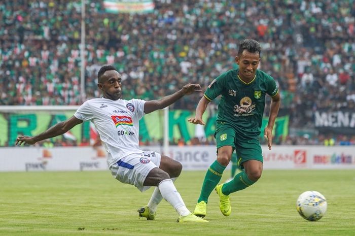 Sayap Persebaya Surabaya Irfan Jaya (kanan) ditempel ketat pemain Arema FC, Ricky Kayame, dalam final leg pertama Piala Presiden 2019 di Stadion Gelora Bung Tomo, Kota Surabaya, Selasa (9/4/2019) sore WIB.