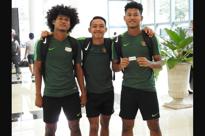 Pemain timnas U-18 Indonesia yang juga pilar Barito Putera U-18, Amiruddin Bagus Kaffa (kiri), dan Amiruddin Bagas Kahfi (kanan) berfoto bersama Beckham Putra Nugraha (tengah),
