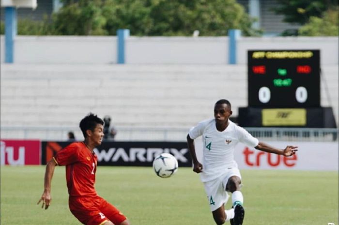 Bek timnas U-15 Indonesia, Alexandro Felix Kamuru (kanan), berebut bola dengan pemain Vietnam pada partai Piala AFF U-15 2019.