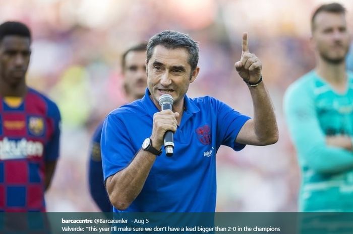 Pelatih Barcelona, Ernesto Valverde, memberikan pidato pada laga trofi Joan Gamper.